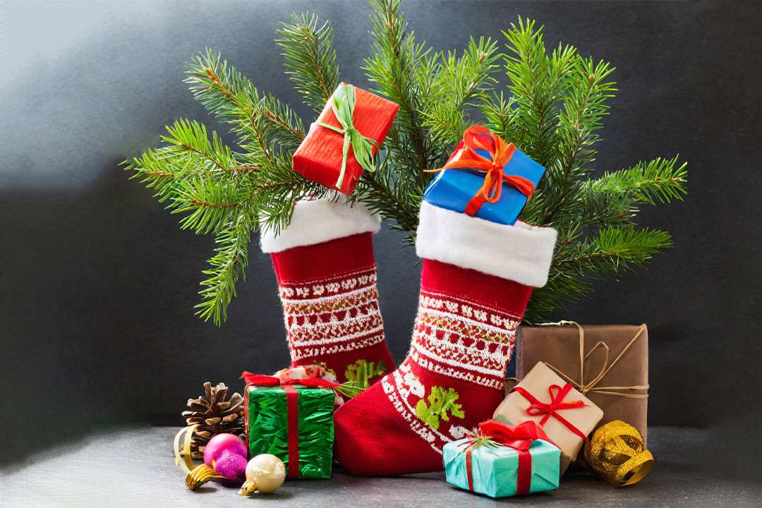 Calcetines navideños llenos de regalos