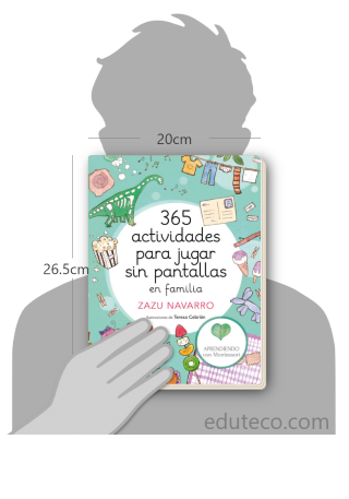 Comparación del tamaño de el libro 365 actividades para jugar sin pantallas en familia respecto a una persona. Este mide 20 centímetros de ancho por 26.5 centímetros de alto