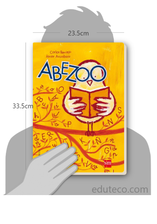 Comparación del tamaño de el libro Abezoo respecto a una persona. Este mide 23.5 centímetros de ancho por 33.5 centímetros de alto