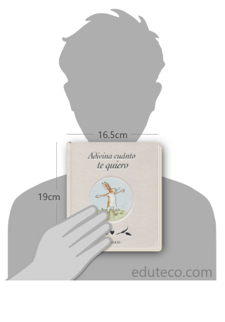 Comparación del tamaño de el libro Adivina cuánto te quiero perlado respecto a una persona. Este mide 16.5 centímetros de ancho por 19 centímetros de alto