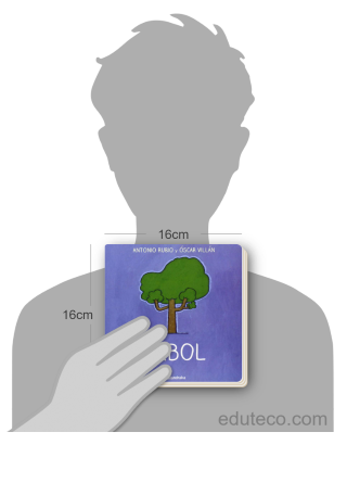 Comparación del tamaño de el libro Árbol - De la cuna a la luna respecto a una persona. Este mide 16 centímetros de ancho por 16 centímetros de alto