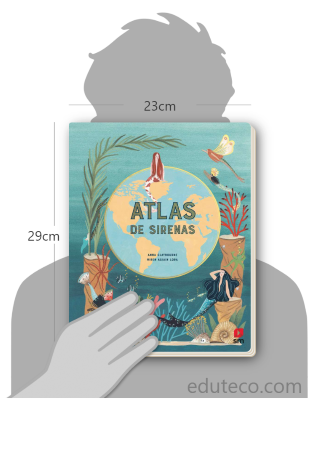 Comparación del tamaño de el libro Atlas de sirenas respecto a una persona. Este mide 23 centímetros de ancho por 29 centímetros de alto