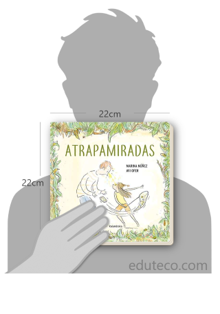 Comparación del tamaño de el libro Atrapamiradas respecto a una persona. Este mide 22 centímetros de ancho por 22 centímetros de alto