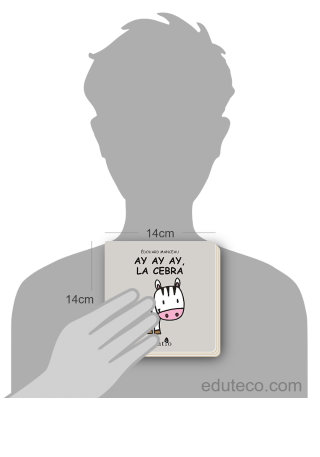 Comparación del tamaño de el libro Ay Ay Ay, La Cebra respecto a una persona. Este mide 14 centímetros de ancho por 14 centímetros de alto