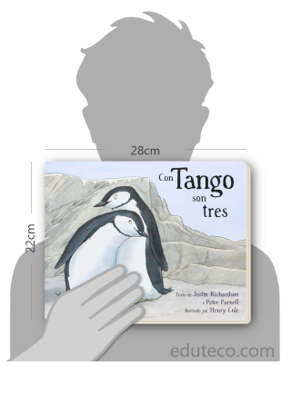 Comparación del tamaño de el libro Con Tango son tres respecto a una persona. Este mide 28 centímetros de ancho por 22 centímetros de alto