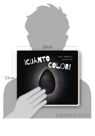 Comparación del tamaño de el libro ¡Cuánto color! respecto a una persona. Este mide 26 centímetros de ancho por 23 centímetros de alto