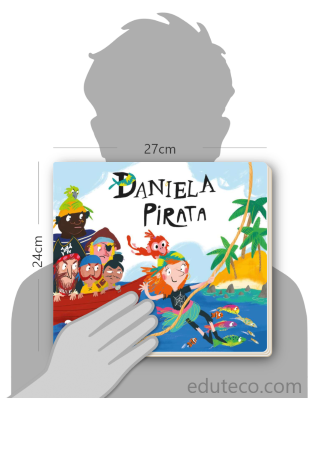 Comparación del tamaño de el libro Daniela pirata  respecto a una persona. Este mide 27 centímetros de ancho por 24 centímetros de alto