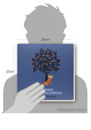 Comparación del tamaño de el libro El árbol de los recuerdos respecto a una persona. Este mide 25 centímetros de ancho por 25 centímetros de alto