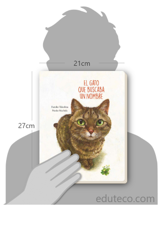 Comparación del tamaño de el libro El gato que buscaba un nombre respecto a una persona. Este mide 21 centímetros de ancho por 27 centímetros de alto