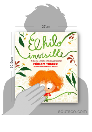 Comparación del tamaño de el libro El hilo invisible respecto a una persona. Este mide 27 centímetros de ancho por 30.5 centímetros de alto