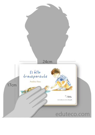 Comparación del tamaño de el libro El hilo trasparente respecto a una persona. Este mide 24 centímetros de ancho por 17 centímetros de alto