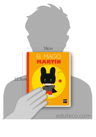 Comparación del tamaño de el libro El mago Martín respecto a una persona. Este mide 18 centímetros de ancho por 22.5 centímetros de alto