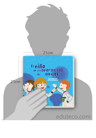 Comparación del tamaño de el libro El niño de los aparatitos azules respecto a una persona. Este mide 21 centímetros de ancho por 21 centímetros de alto