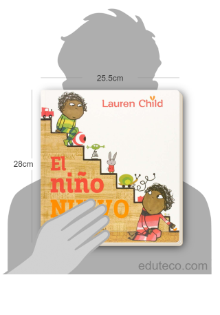 Comparación del tamaño de el libro El Niño Nuevo respecto a una persona. Este mide 25.5 centímetros de ancho por 28 centímetros de alto