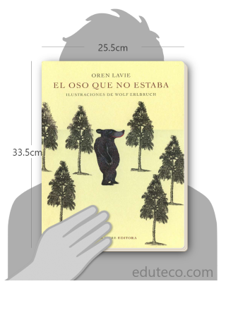 Comparación del tamaño de el libro El oso que no estaba respecto a una persona. Este mide 25.5 centímetros de ancho por 33.5 centímetros de alto