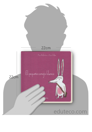 Comparación del tamaño de el libro El pequeño conejo blanco respecto a una persona. Este mide 22 centímetros de ancho por 22 centímetros de alto