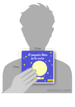 Comparación del tamaño de el libro El pequeño libro de la noche  respecto a una persona. Este mide 17 centímetros de ancho por 17 centímetros de alto