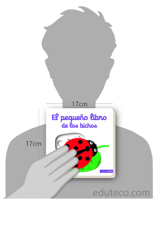 Comparación del tamaño de el libro El pequeño libro de los bichos  respecto a una persona. Este mide 17 centímetros de ancho por 17 centímetros de alto