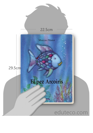 Comparación del tamaño de el libro El pez Arcoíris respecto a una persona. Este mide 22.5 centímetros de ancho por 29.5 centímetros de alto