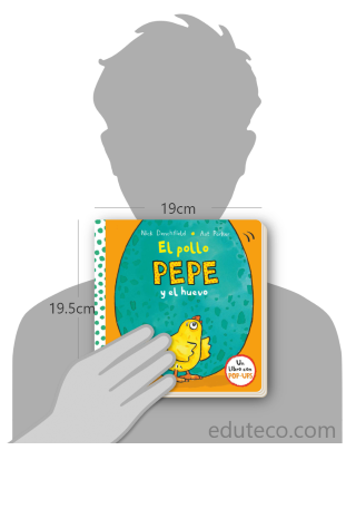 Comparación del tamaño de el libro El pollo Pepe y el huevo  respecto a una persona. Este mide 19 centímetros de ancho por 19.5 centímetros de alto