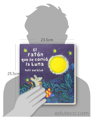 Comparación del tamaño de el libro El Ratón que se comió la luna respecto a una persona. Este mide 23.5 centímetros de ancho por 25.5 centímetros de alto