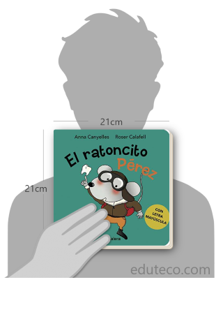 Comparación del tamaño de el libro El ratoncito Pérez respecto a una persona. Este mide 21 centímetros de ancho por 21 centímetros de alto
