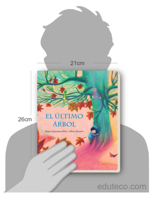 Comparación del tamaño de el libro El último árbol respecto a una persona. Este mide 21 centímetros de ancho por 26 centímetros de alto