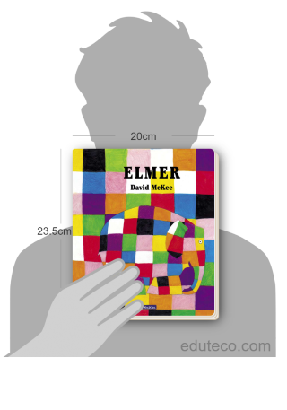 Comparación del tamaño de el libro Elmer respecto a una persona. Este mide 20 centímetros de ancho por 23.5 centímetros de alto