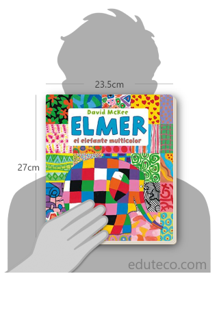 Comparación del tamaño de el libro Elmer, el elefante multicolo respecto a una persona. Este mide 23.5 centímetros de ancho por 27 centímetros de alto