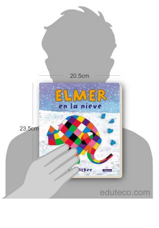 Comparación del tamaño de el libro Elmer en la nieve  respecto a una persona. Este mide 20.5 centímetros de ancho por 23.5 centímetros de alto