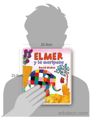 Comparación del tamaño de el libro Elmer y la mariposa respecto a una persona. Este mide 20.5 centímetros de ancho por 23.5 centímetros de alto