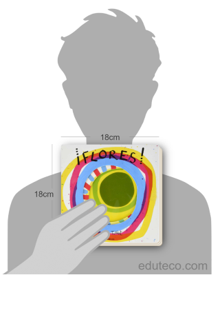 Comparación del tamaño de el libro ¡Flores! respecto a una persona. Este mide 18 centímetros de ancho por 18 centímetros de alto