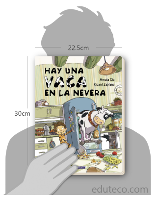 Comparación del tamaño de el libro Hay una vaca en la nevera  respecto a una persona. Este mide 22.5 centímetros de ancho por 30 centímetros de alto