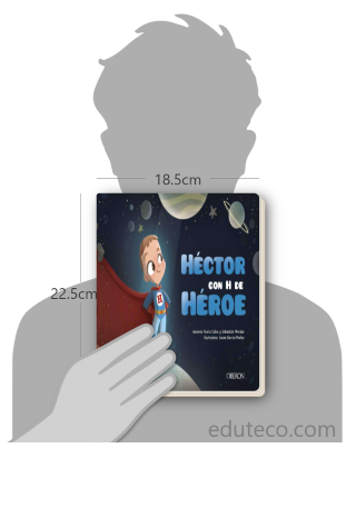 Comparación del tamaño de el libro Héctor con H de Héroe respecto a una persona. Este mide 18.5 centímetros de ancho por 22.5 centímetros de alto