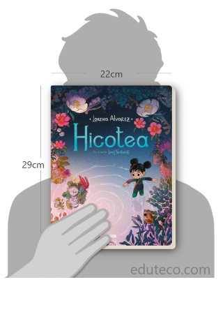 Comparación del tamaño de el libro Hicotea respecto a una persona. Este mide 22 centímetros de ancho por 29 centímetros de alto