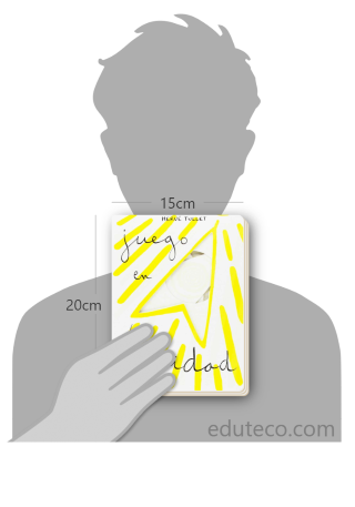 Comparación del tamaño de el libro Juego en la oscuridad respecto a una persona. Este mide 15 centímetros de ancho por 20 centímetros de alto