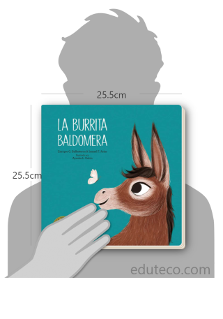 Comparación del tamaño de el libro La burrita Baldomera respecto a una persona. Este mide 25.5 centímetros de ancho por 25.5 centímetros de alto