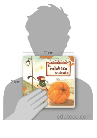 Comparación del tamaño de el libro La calabaza rodante respecto a una persona. Este mide 21 centímetros de ancho por 21 centímetros de alto