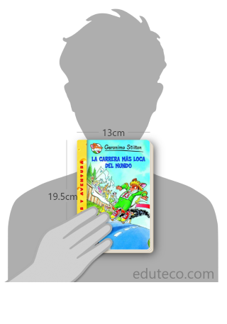 Comparación del tamaño de el libro La carrera más loca del mundo respecto a una persona. Este mide 13 centímetros de ancho por 19.5 centímetros de alto