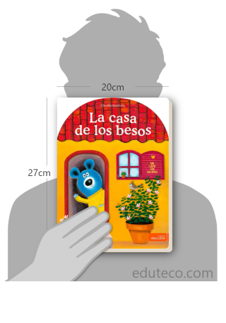 Comparación del tamaño de el libro La casa de los besos respecto a una persona. Este mide 20 centímetros de ancho por 27 centímetros de alto