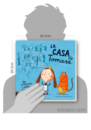 Comparación del tamaño de el libro La casa de Tomasa respecto a una persona. Este mide 26.5 centímetros de ancho por 26.5 centímetros de alto