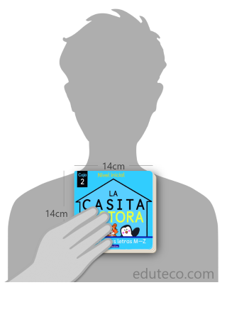 Comparación del tamaño de el libro La casita lectora 2 - Letras M-Z respecto a una persona. Este mide 14 centímetros de ancho por 14 centímetros de alto