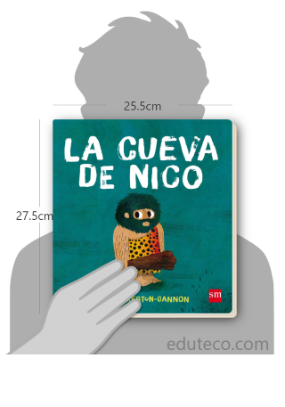 Comparación del tamaño de el libro La cueva de Nico respecto a una persona. Este mide 25.5 centímetros de ancho por 27.5 centímetros de alto