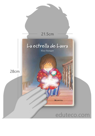 Comparación del tamaño de el libro La estrella de Laura respecto a una persona. Este mide 21.5 centímetros de ancho por 28 centímetros de alto