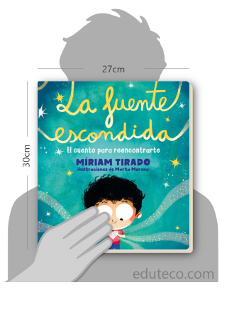 Comparación del tamaño de el libro La fuente escondida: El cuento para reencontrarte  respecto a una persona. Este mide 27 centímetros de ancho por 30 centímetros de alto