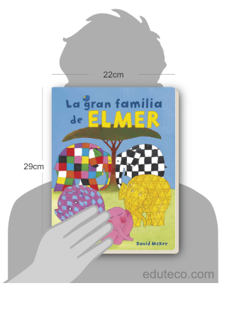 Comparación del tamaño de el libro La gran familia de Elmer respecto a una persona. Este mide 22 centímetros de ancho por 29 centímetros de alto