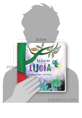 Comparación del tamaño de el libro La luz de Lucía respecto a una persona. Este mide 23.5 centímetros de ancho por 23.5 centímetros de alto