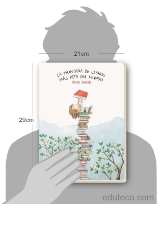 Comparación del tamaño de el libro La montaña de libros más alta del mundo respecto a una persona. Este mide 21 centímetros de ancho por 29 centímetros de alto