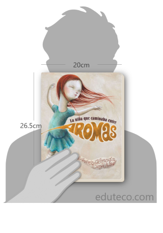 Comparación del tamaño de el libro La niña que caminaba entre aromas respecto a una persona. Este mide 20 centímetros de ancho por 26.5 centímetros de alto