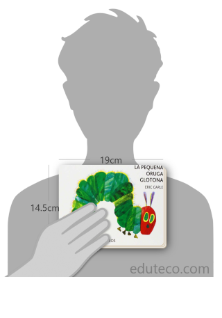 Comparación del tamaño de el libro La pequeña oruga glotona respecto a una persona. Este mide 19 centímetros de ancho por 14.5 centímetros de alto